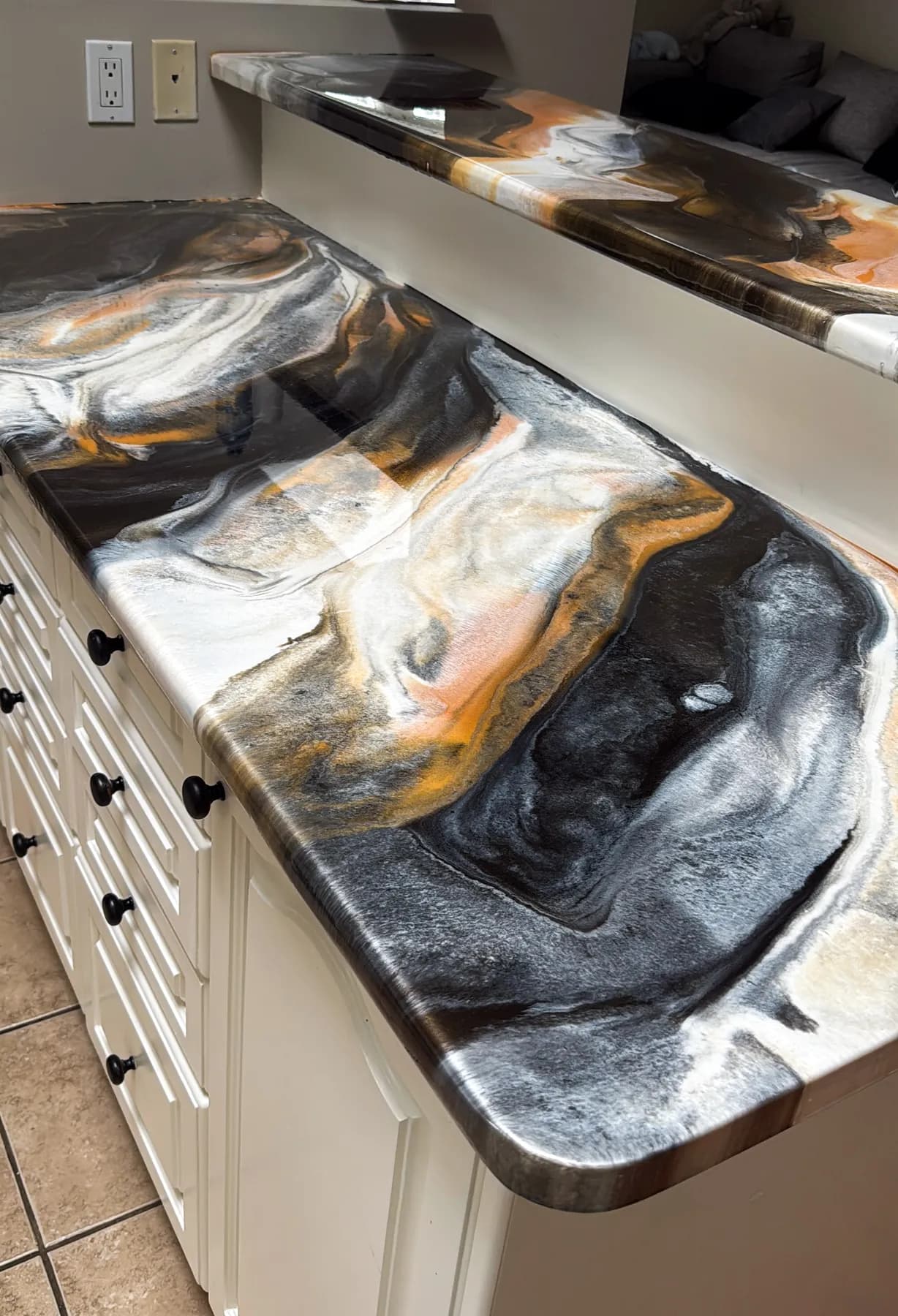 Black & gold kitchen island, a countertops project by Lunex