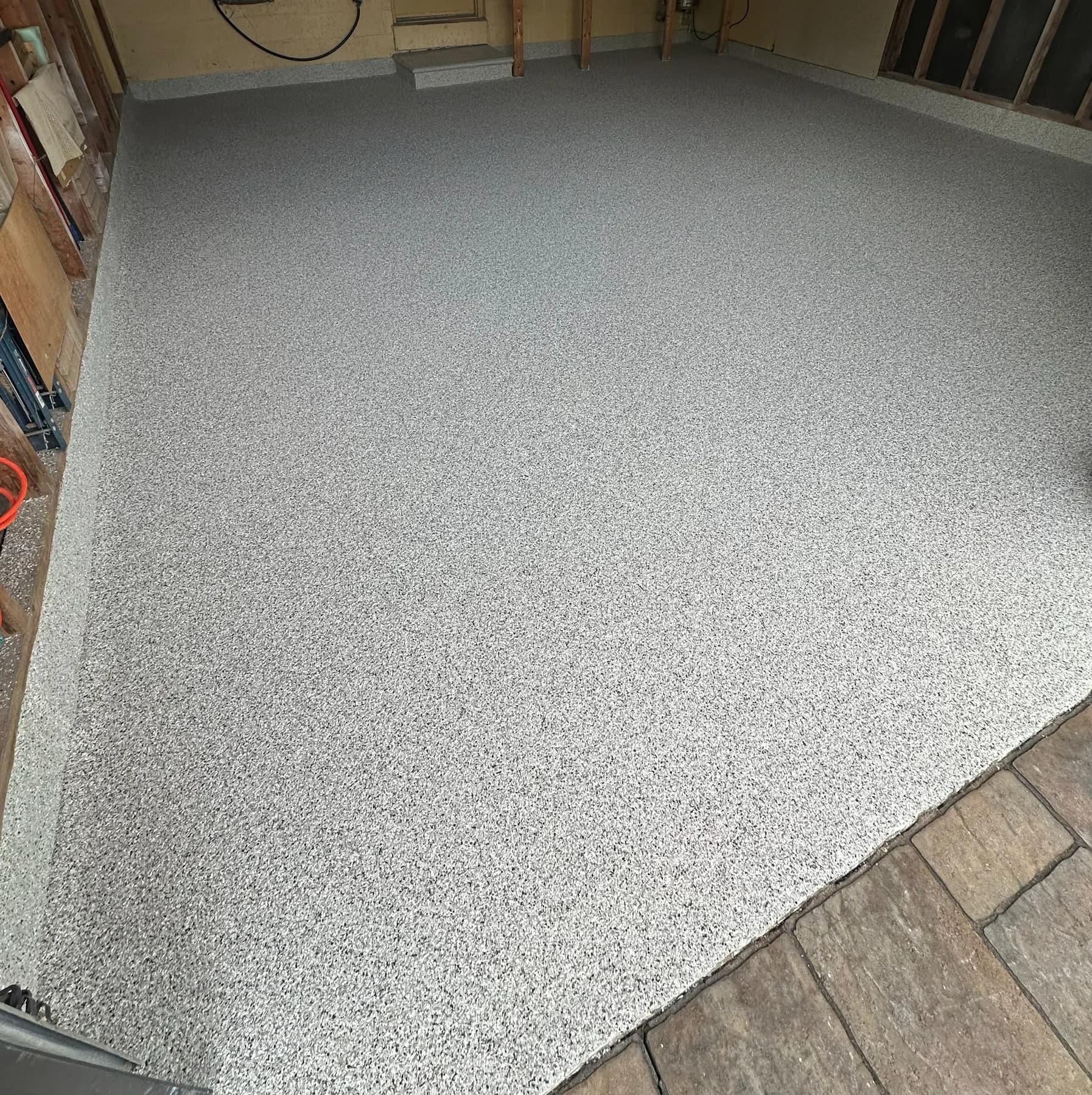 Grey flake floor, a residential project by Lunex