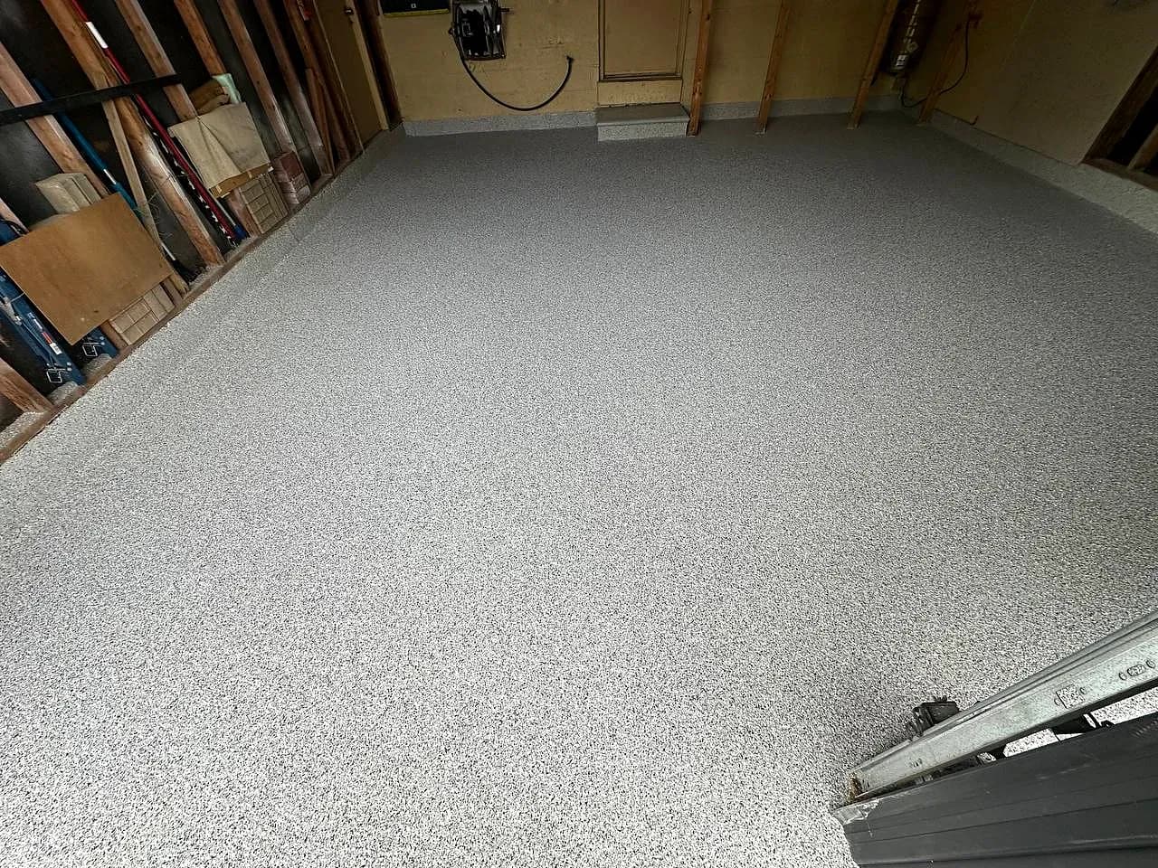 Grey flake garage, a residential project by Lunex