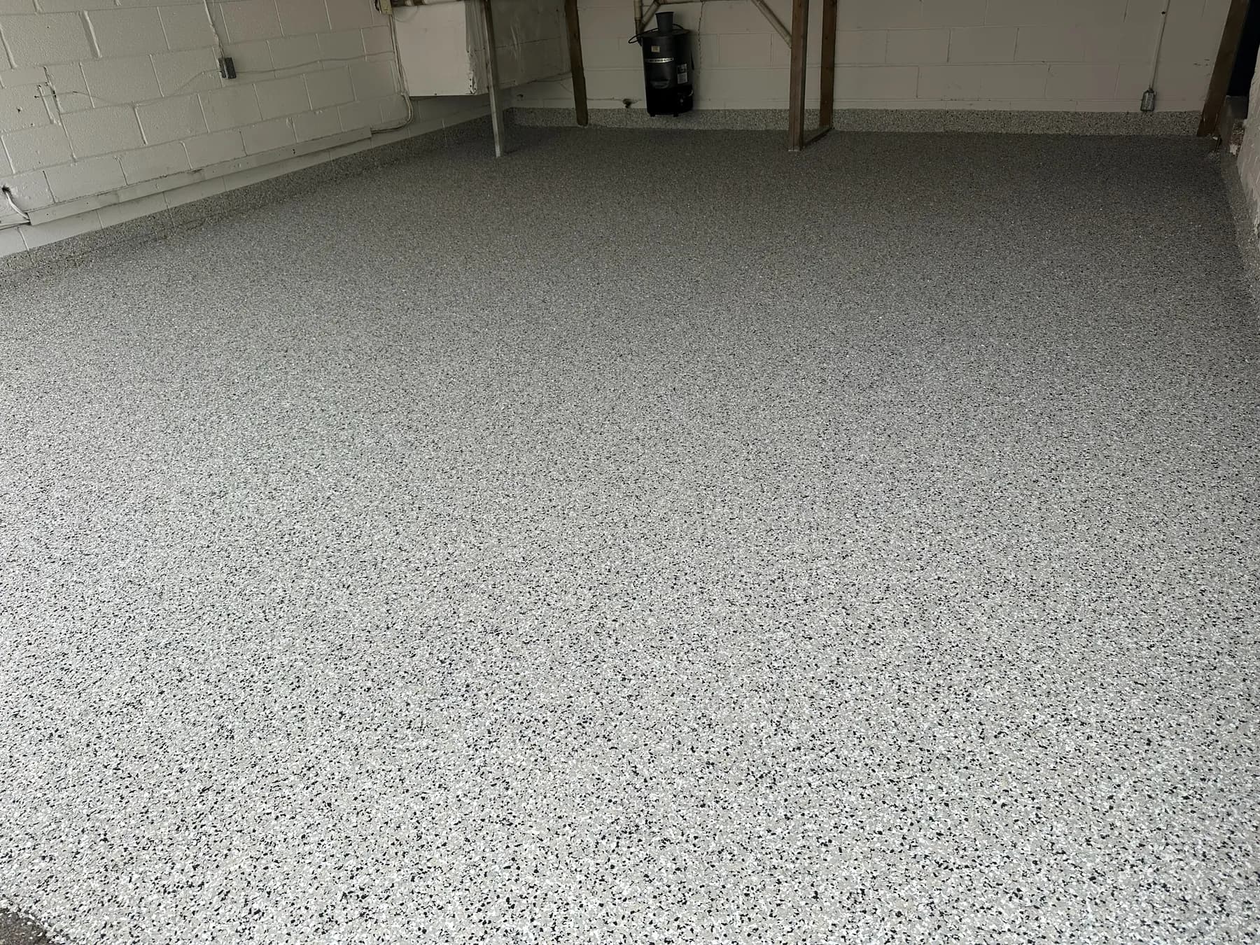 White flake garage floor, a residential project by Lunex