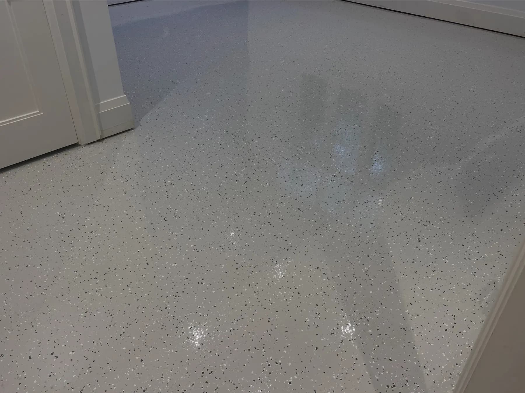 High-gloss grey floor, a residential project by Lunex