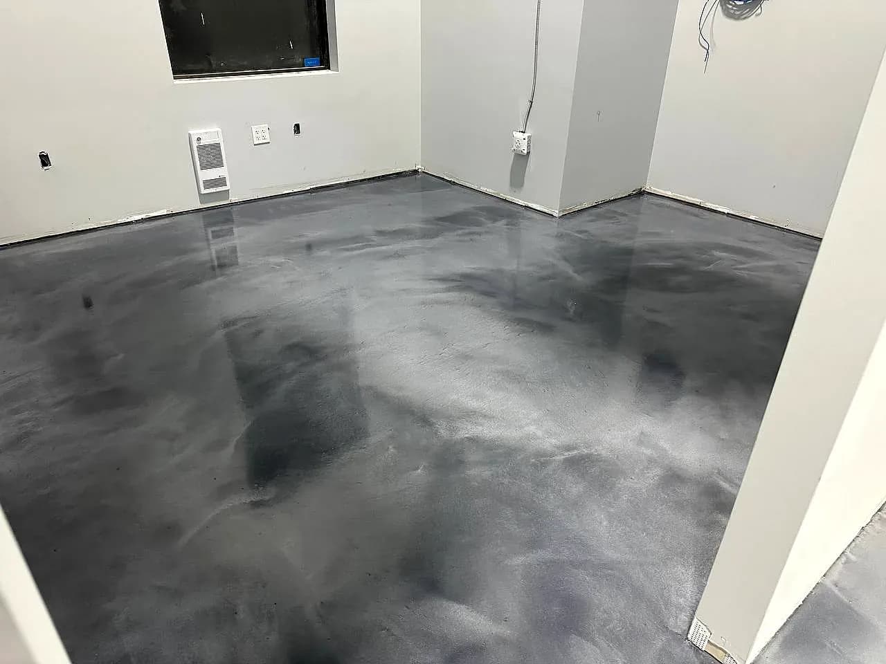 Charcoal metallic floor, a decorative project by Lunex