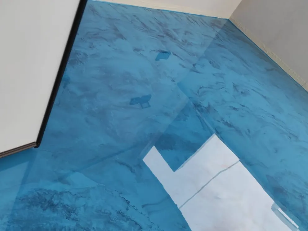 Ocean-blue metallic floor, a decorative project by Lunex