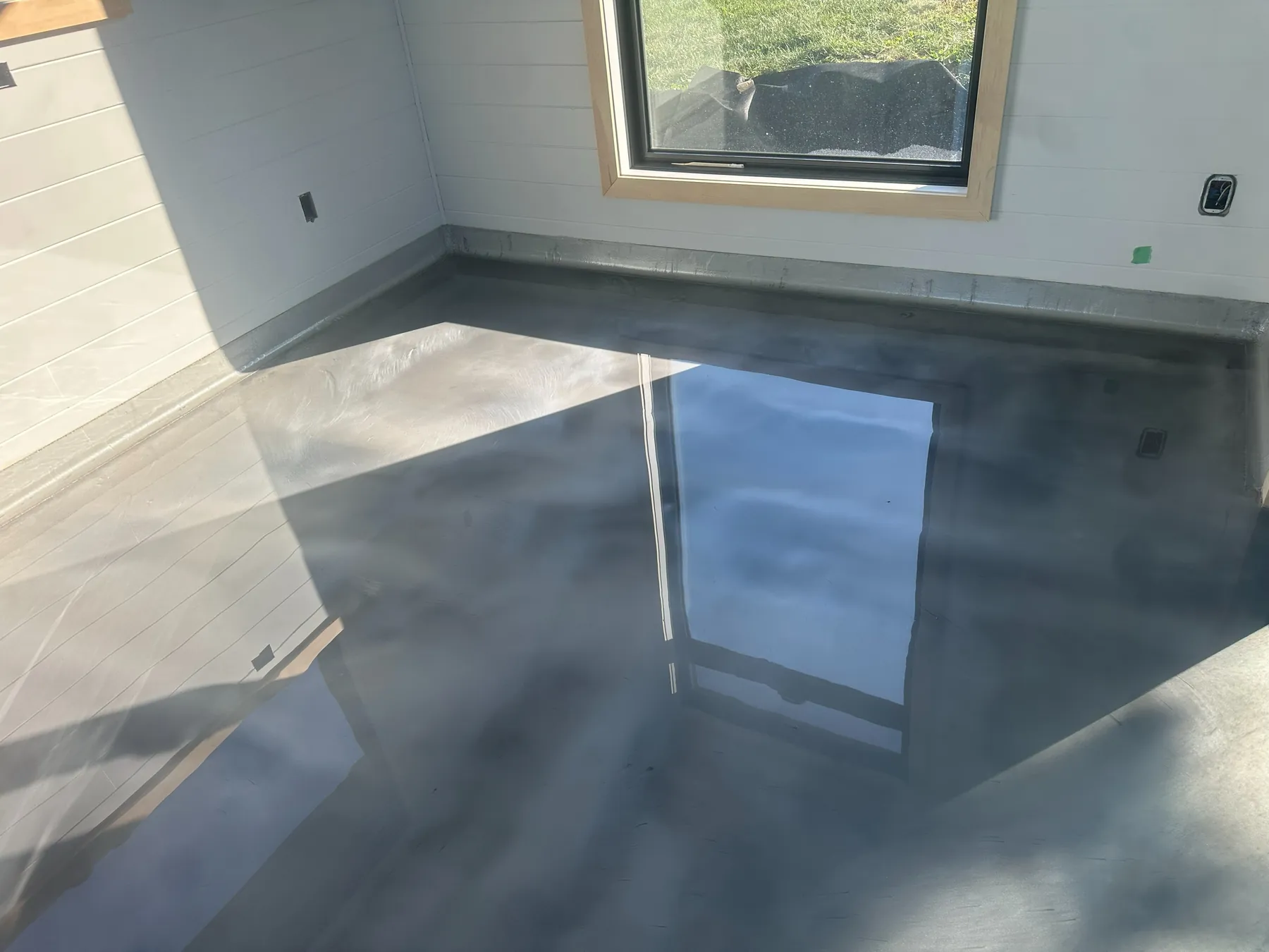 Storm-grey metallic floor, a real Lunex project