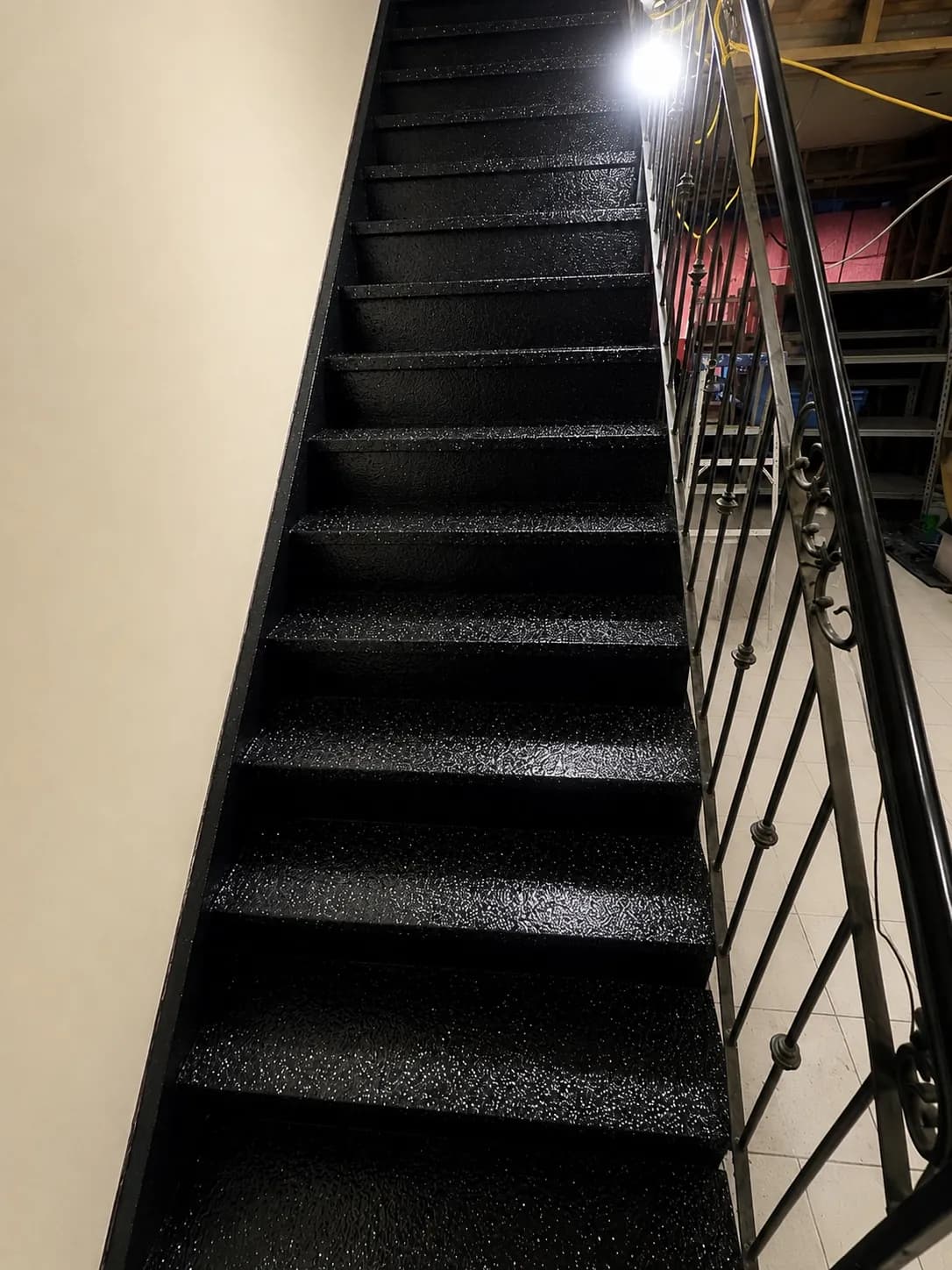 Flake epoxy staircase, a stairs project by Lunex